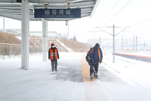 綏芬河鐵路口岸24小時值守除雪確保國境線暢通 接入俄鐵入境貨物列車12列455輛 (圖片) 綏芬河鐵路口岸24小時值守除雪確保國境線暢通 接入俄鐵入境貨物列車12列455輛 (圖片) - 俄羅斯衛星通訊社