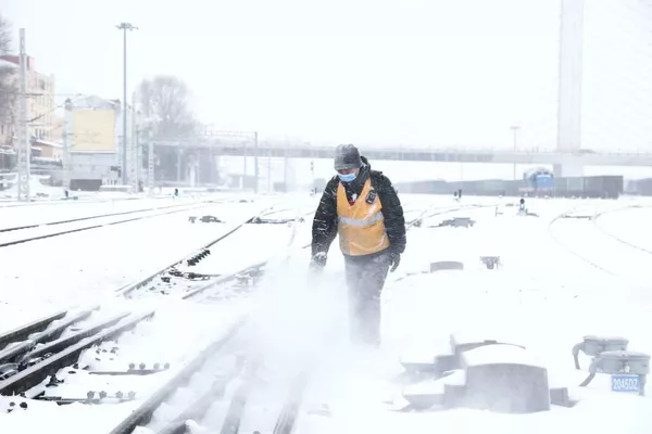 綏芬河鐵路口岸24小時值守除雪確保國境線暢通 接入俄鐵入境貨物列車12列455輛 (圖片) 綏芬河鐵路口岸24小時值守除雪確保國境線暢通 接入俄鐵入境貨物列車12列455輛 (圖片) - 俄羅斯衛星通訊社