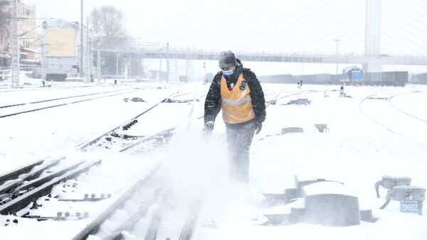 绥芬河铁路口岸24小时值守除雪确保国境线畅通 接入俄铁入境货物列车12列455辆 - 俄罗斯卫星通讯社