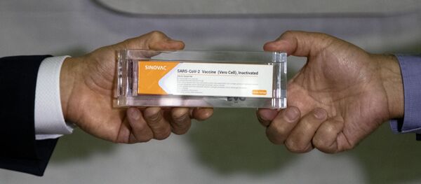 Губернатор Сан-Паулу Жоао Дориа и директор Института Бутантана Димас Ковас демонстрируют коробку с экспериментальной вакциной против COVID-19, которая проходит испытания в партнерстве с китайской фармацевтической компанией Sinovac во время пресс-конференции в Сан-Паулу. - 俄罗斯卫星通讯社