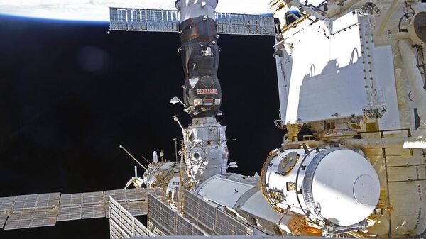 Грузовой корабль Прогресс пристыкованный к Международной космической станции - 俄罗斯卫星通讯社