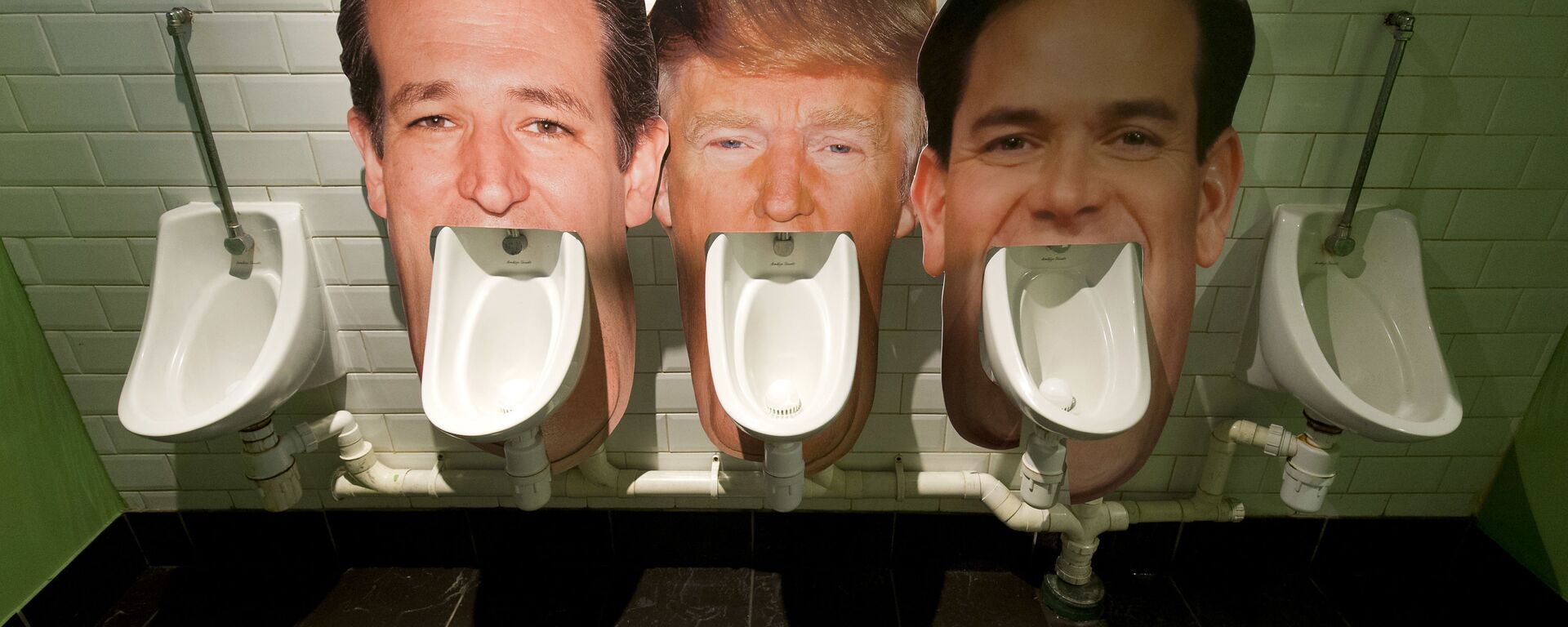 伦敦一家酒吧内小便池上方的泰德•克鲁兹，唐纳德•特朗普和马可•卢比奥肖像 - 俄罗斯卫星通讯社, 1920, 19.11.2020