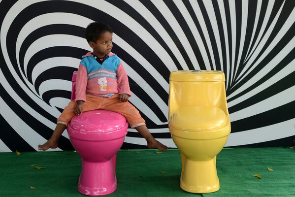 在世界厕所日之际，在新德里举行的“厕所是美丽的”活动中，一个印度小男孩在上厕所 - 俄罗斯卫星通讯社