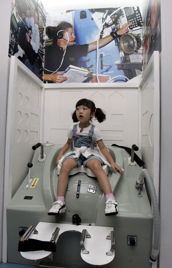 韓國首爾，在“太空體驗”展覽上，一個小女孩在“太空船廁所”里 - 俄羅斯衛星通訊社