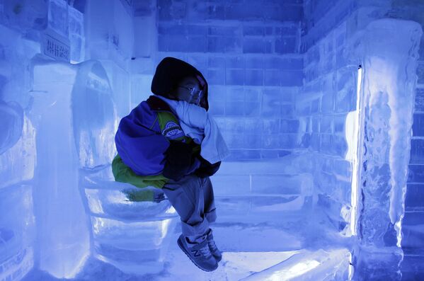 韓國首爾，在“冰之畫廊”展覽上，一個小男孩在冰馬桶上 - 俄羅斯衛星通訊社
