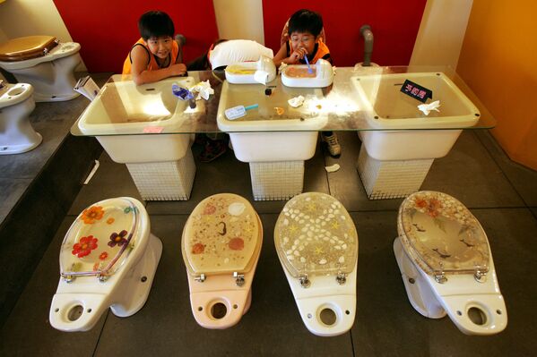 台灣高雄的一家主題餐廳內，孩子們吃著被做成迷你廁所樣子的冰淇淋 - 俄羅斯衛星通訊社