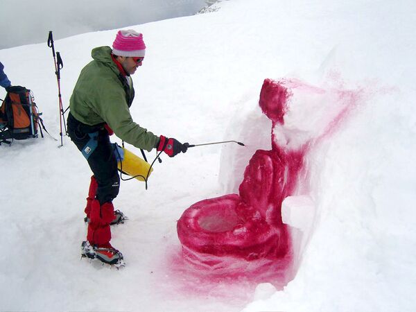 科爾德弗拉姆博山口，丹麥藝術家用冰和油漆做成的廁所雕塑 - 俄羅斯衛星通訊社