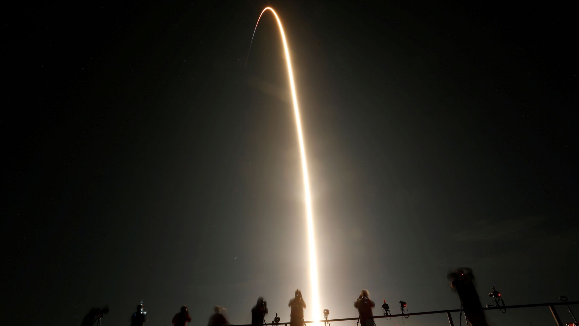 Люди наблюдают за запуском ракеты SpaceX Falcon 9 с капсулой Crew Dragon с четырьмя астронавтами в Космическом центре Кеннеди на мысе Канаверал, Флорида, США Люди наблюдают за запуском ракеты SpaceX Falcon 9 с капсулой Crew Dragon с четырьмя астронавтами в Космическом центре Кеннеди на мысе Канаверал, Флорида, США - 俄罗斯卫星通讯社, 1920, 16.02.2021