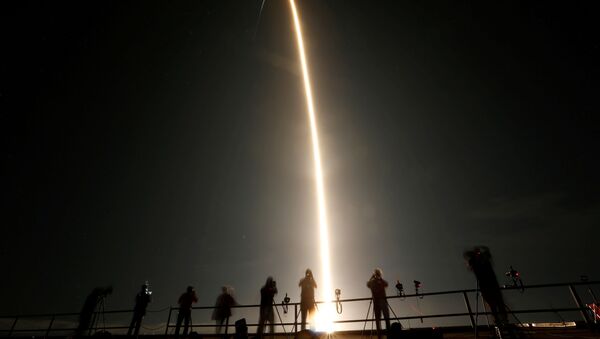 Люди наблюдают за запуском ракеты SpaceX Falcon 9 с капсулой Crew Dragon с четырьмя астронавтами в Космическом центре Кеннеди на мысе Канаверал, Флорида, США - 俄罗斯卫星通讯社