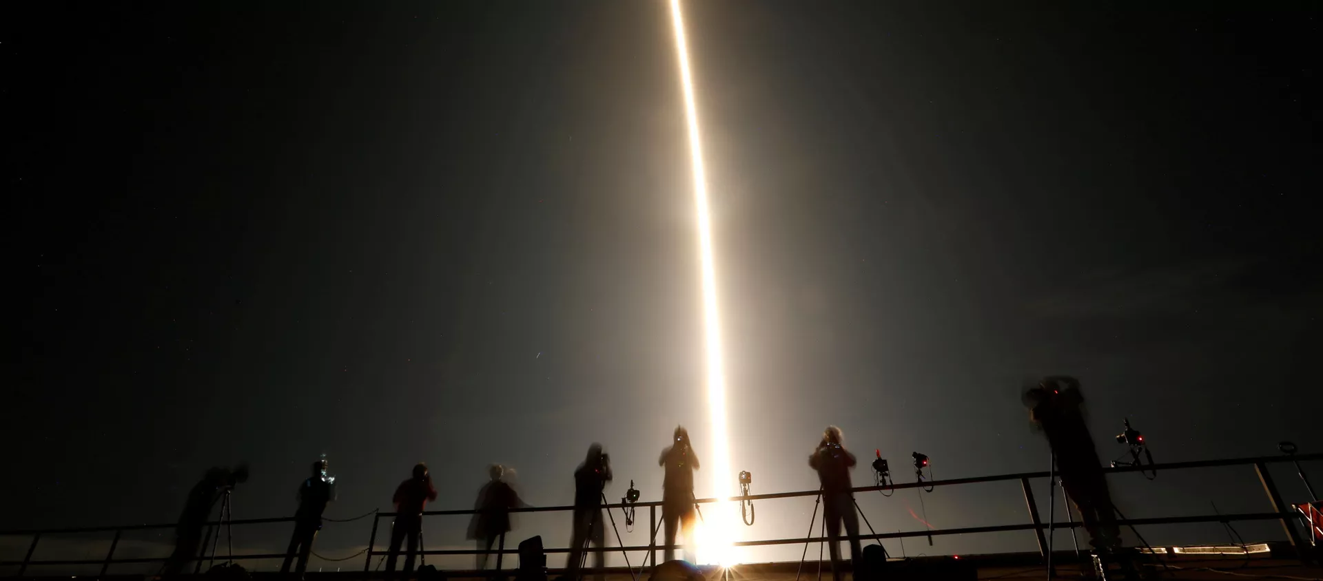 Люди наблюдают за запуском ракеты SpaceX Falcon 9 с капсулой Crew Dragon с четырьмя астронавтами в Космическом центре Кеннеди на мысе Канаверал, Флорида, США - 俄羅斯衛星通訊社, 1920, 16.02.2021