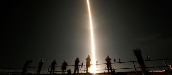 Люди наблюдают за запуском ракеты SpaceX Falcon 9 с капсулой Crew Dragon с четырьмя астронавтами в Космическом центре Кеннеди на мысе Канаверал, Флорида, США - 俄罗斯卫星通讯社