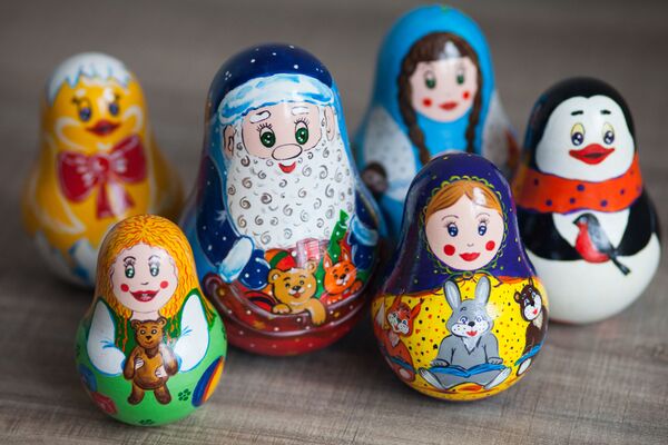 Готовые деревянные игрушки-неваляшки, расписанные мастером Людмилой Роговой из Тюмени - 俄羅斯衛星通訊社
