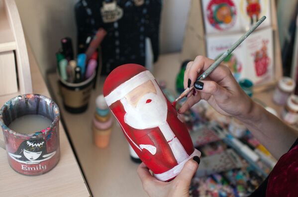 Художница Светлана Бабичева раскрашивает вручную матрешку в виде Деда Мороза в своей домашней мастерской в Тюмени - 俄罗斯卫星通讯社