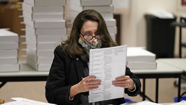 Сотрудница в защитной маске на одном из избирательных участков в США в Солт-Лейк-Сити - 俄罗斯卫星通讯社
