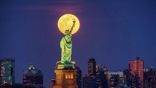 Статуя Свободы в Нью-Йорке на фоне луны - 俄罗斯卫星通讯社
