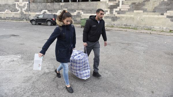 Беженцы из Нагорного Карабаха на автовокзале в Ереване. - 俄罗斯卫星通讯社