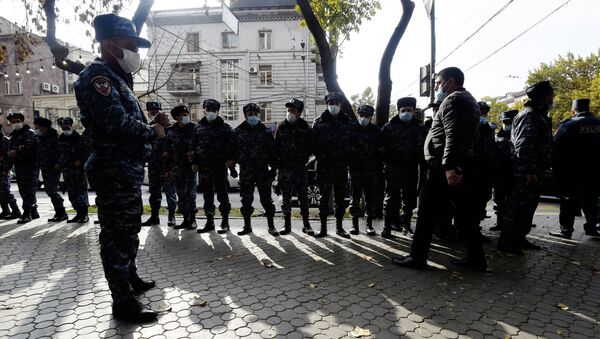 Сотрудники полиции на месте проведения акции протеста оппозиции в центре Еревана.  - 俄羅斯衛星通訊社