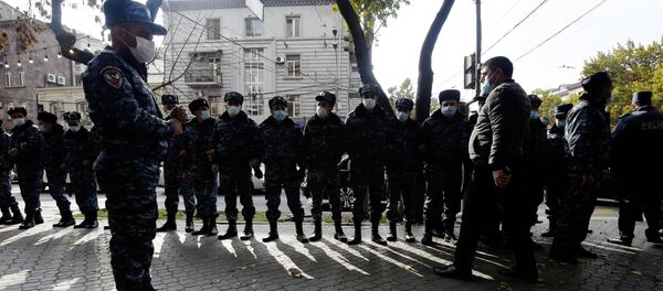 Сотрудники полиции на месте проведения акции протеста оппозиции в центре Еревана.  - 俄罗斯卫星通讯社