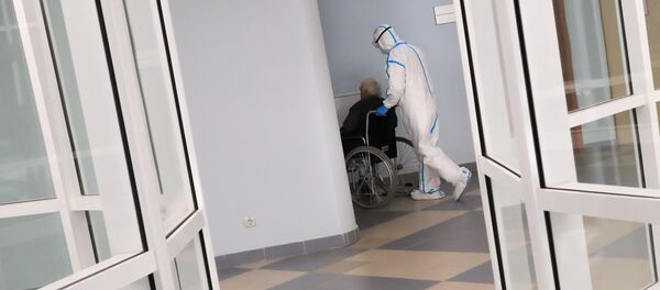 Медицинский работник и пациент в стационаре для больных с коронавирусной инфекцией в клинике МГУ Медицинский работник и пациент в стационаре для больных с коронавирусной инфекцией в клинике МГУ - 俄罗斯卫星通讯社