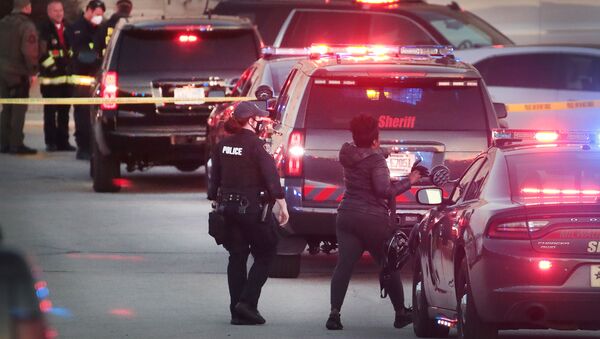 Полиция у торгового центра в Уоватосе, Висконсин, где произошла стрельба и пострадали люди, США - 俄罗斯卫星通讯社