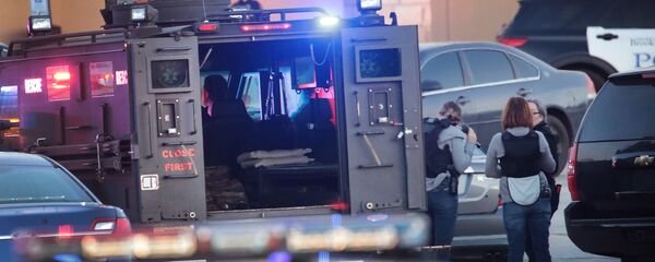 Полиция у торгового центра в Уоватосе, Висконсин, где произошла стрельба и пострадали люди, США - 俄羅斯衛星通訊社