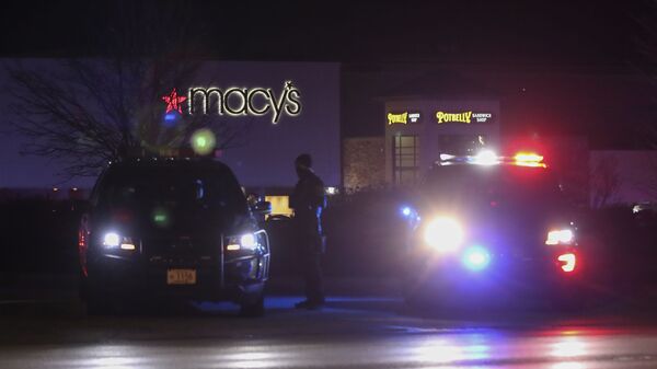 Полиция у торгового центра в Уоватосе, Висконсин, где произошла стрельба и пострадали люди, США - 俄罗斯卫星通讯社