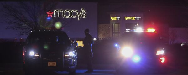 Полиция у торгового центра в Уоватосе, Висконсин, где произошла стрельба и пострадали люди, США - 俄羅斯衛星通訊社