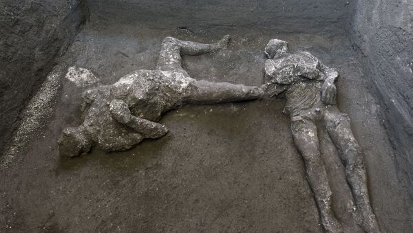 This undated photo handout on November 21, 2020 by the Pompeii Archaeological Park shows casts of the bodies of two men - 俄羅斯衛星通訊社