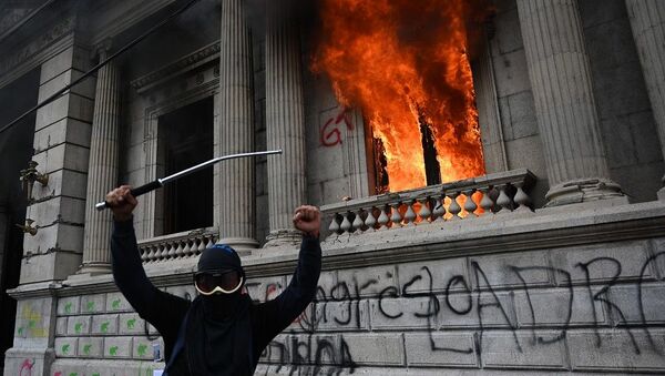 Протестующее подожгли здание парламента в Гватемале, 21 ноября 2020 - 俄罗斯卫星通讯社