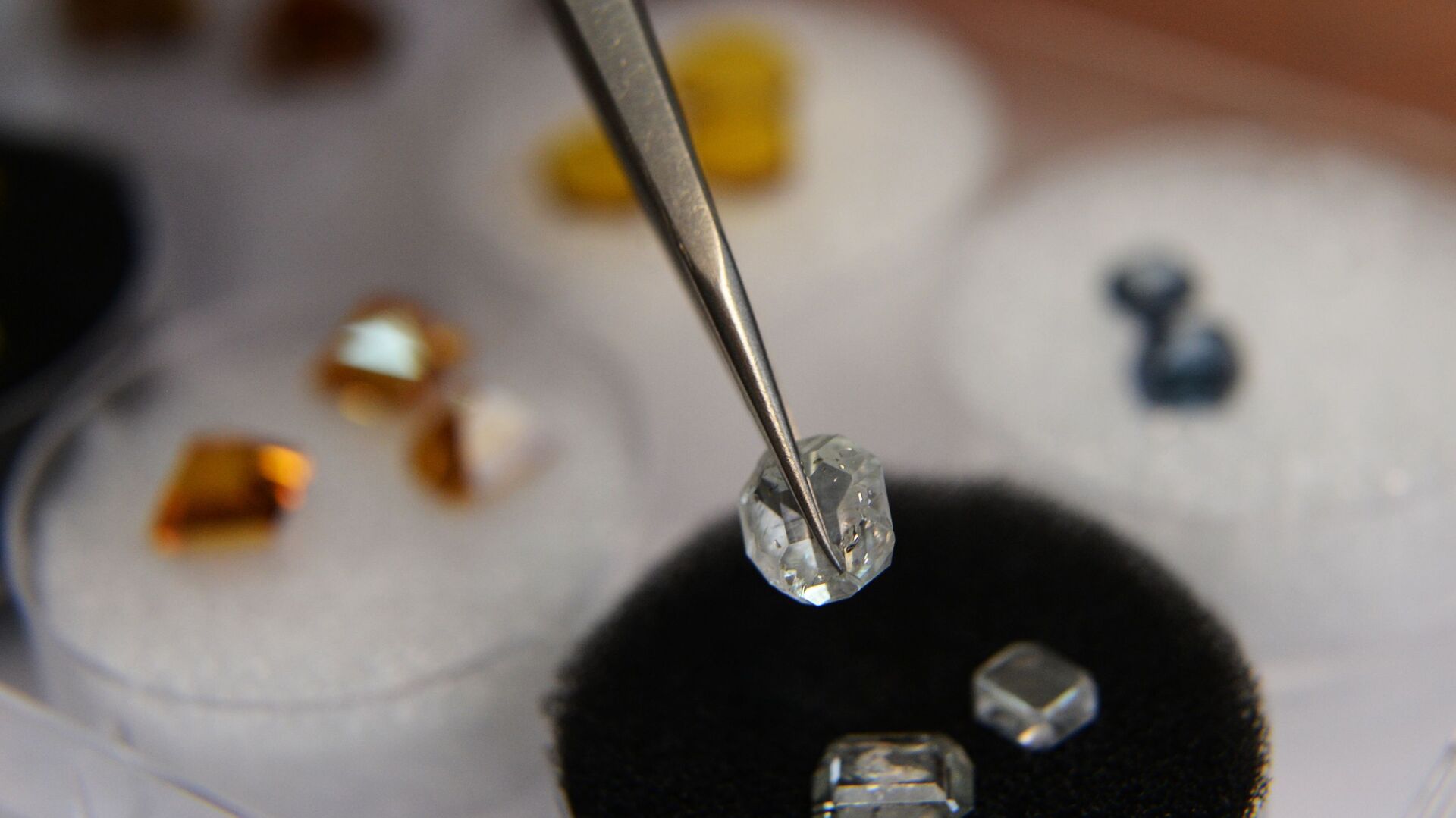 『珠宝』全球一周：北美最大宝石级钻石原石「Diavik Foxfire」将在华盛顿展出；2016年诺贝尔和平奖奖章将由「公平采矿」黄金制作 | iDaily Jewelry · 每日珠宝杂志