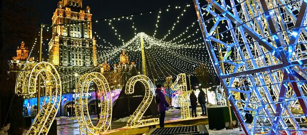 Новогодняя иллюминация на набережной Тараса Шевченко в Москве - 俄罗斯卫星通讯社