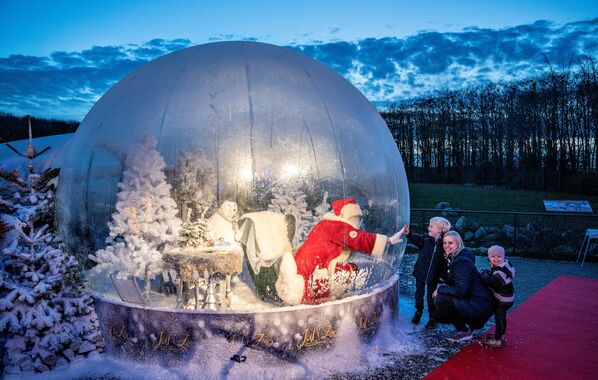 丹麦一个大型水晶球里面的圣诞老人 - 俄罗斯卫星通讯社