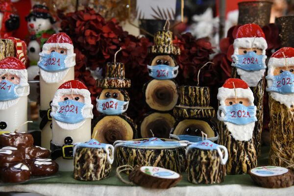 希腊一家商店售卖圣诞老人戴口罩样式的圣诞蜡烛 - 俄罗斯卫星通讯社