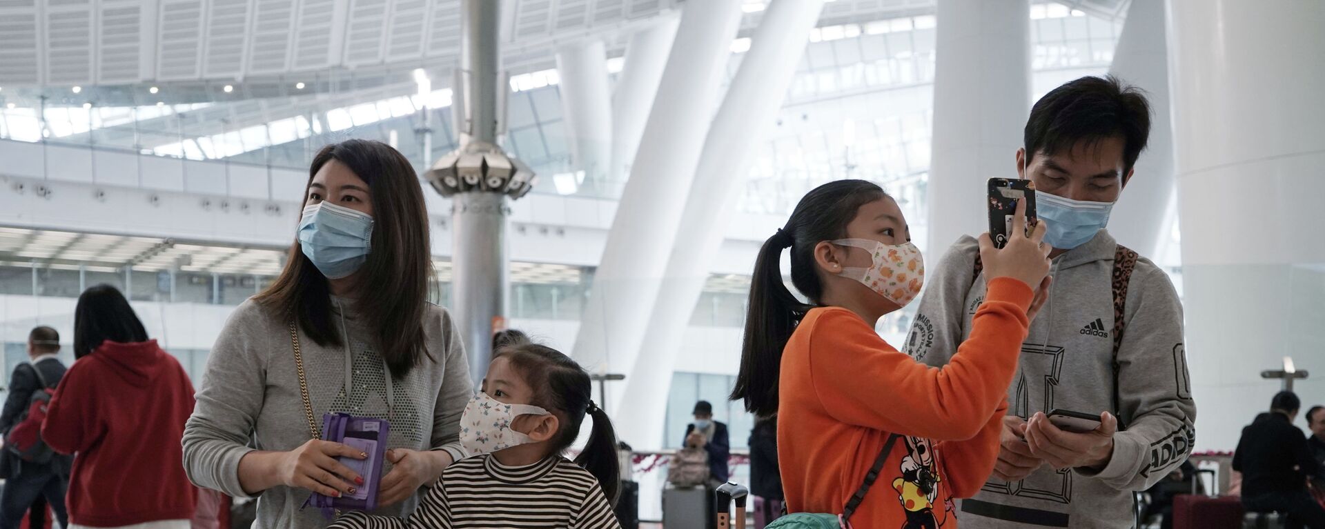 Китайская семья в Гонконгском аэропорту, Китай - 俄罗斯卫星通讯社, 1920, 04.02.2021