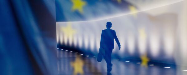 Отражение мужчины на фоне флага ЕС Отражение мужчины на фоне флага ЕС - 俄罗斯卫星通讯社