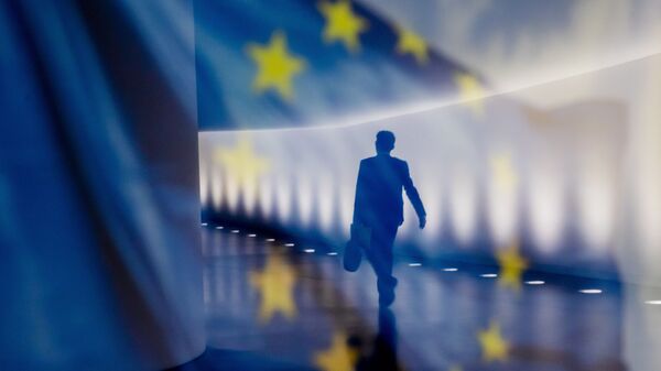 Отражение мужчины на фоне флага ЕС - 俄罗斯卫星通讯社