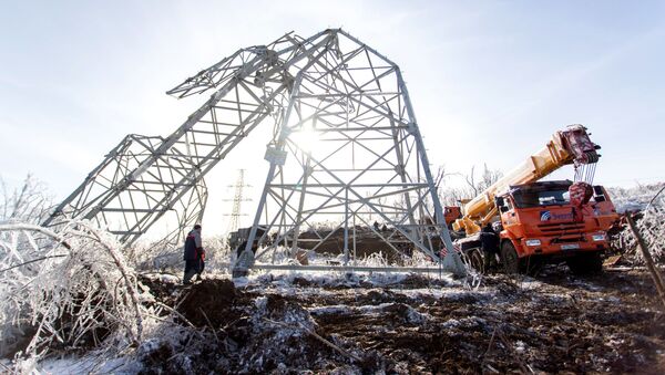 Демонтаж одной из повалившейся ЛЭП в городе Владивостоке.  - 俄羅斯衛星通訊社