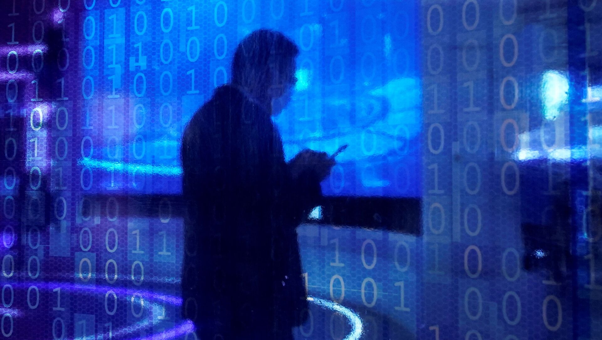 Мужчина в маске на фоне бинарного кода на Всемирной интернет-конференции в Китае - 俄罗斯卫星通讯社, 1920, 01.07.2021