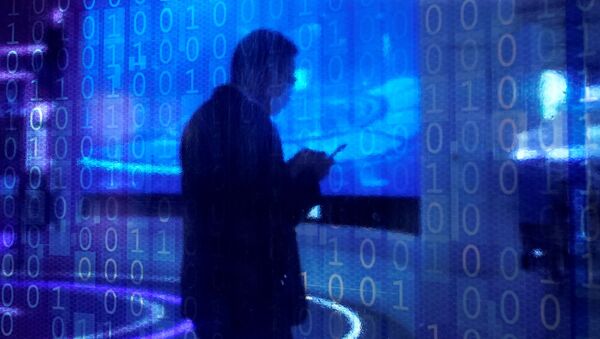 Мужчина в маске на фоне бинарного кода на Всемирной интернет-конференции в Китае - 俄罗斯卫星通讯社