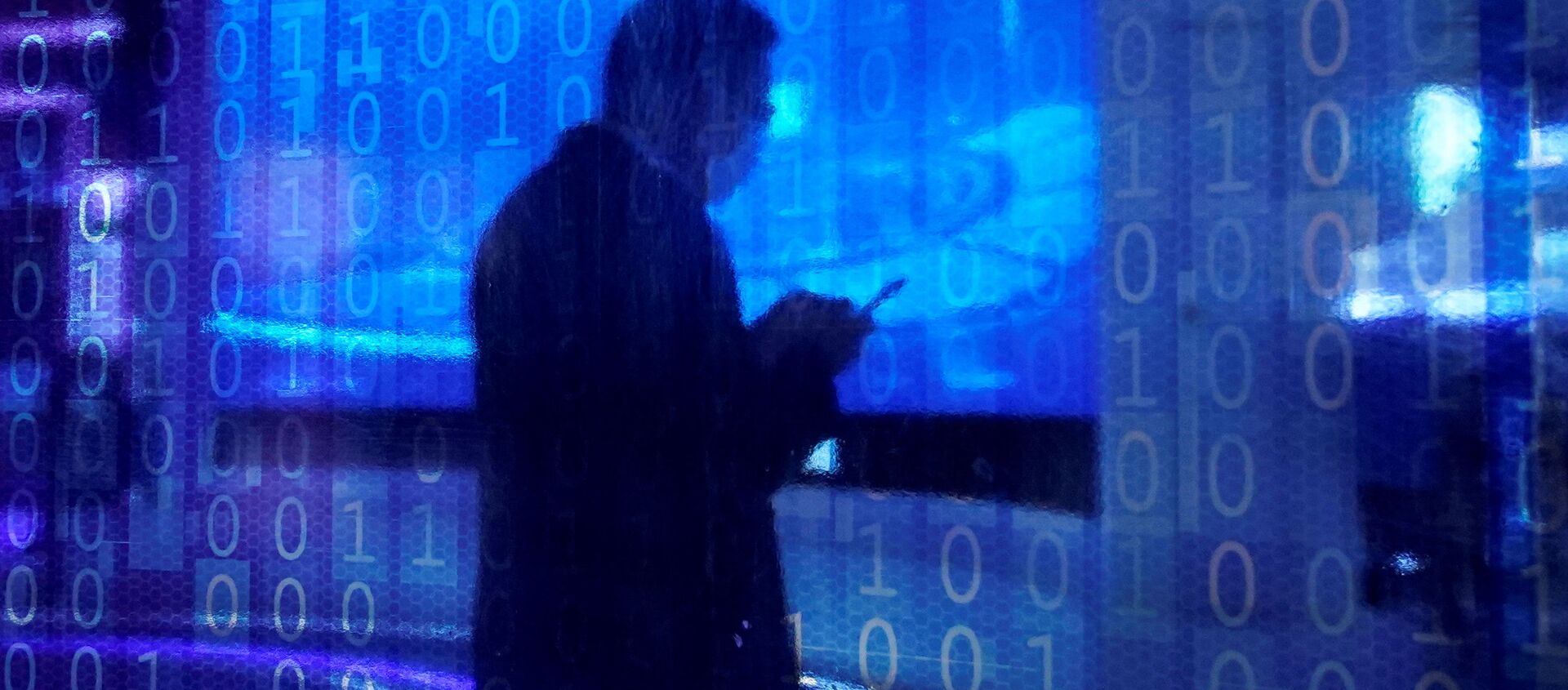 Мужчина в маске на фоне бинарного кода на Всемирной интернет-конференции в Китае - 俄羅斯衛星通訊社, 1920, 01.07.2021