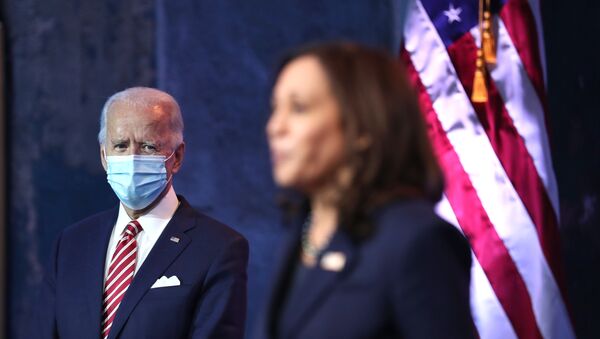  U.S. President-elect Joe Biden (L) looks on as Vice President-elect Kamala Harris - 俄罗斯卫星通讯社