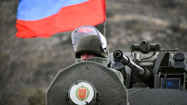 Российский миротворец во время выполнения задач по инженерной разведке, разминированию местности в Нагорном Карабахе - 俄罗斯卫星通讯社