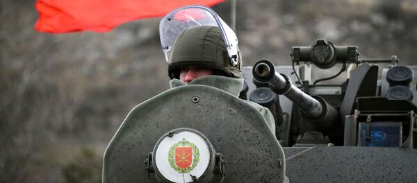 Российский миротворец во время выполнения задач по инженерной разведке, разминированию местности в Нагорном Карабахе - 俄罗斯卫星通讯社