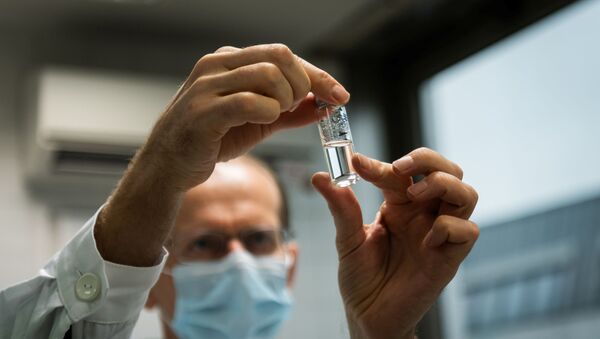 Лаборант держит пробирку с российской вакциной Спутник-V против коронавирусной болезни (COVID-19) в Национальном институте фармации и питания в Будапеште, Венгрия, 19 ноября 2020 года. - 俄羅斯衛星通訊社
