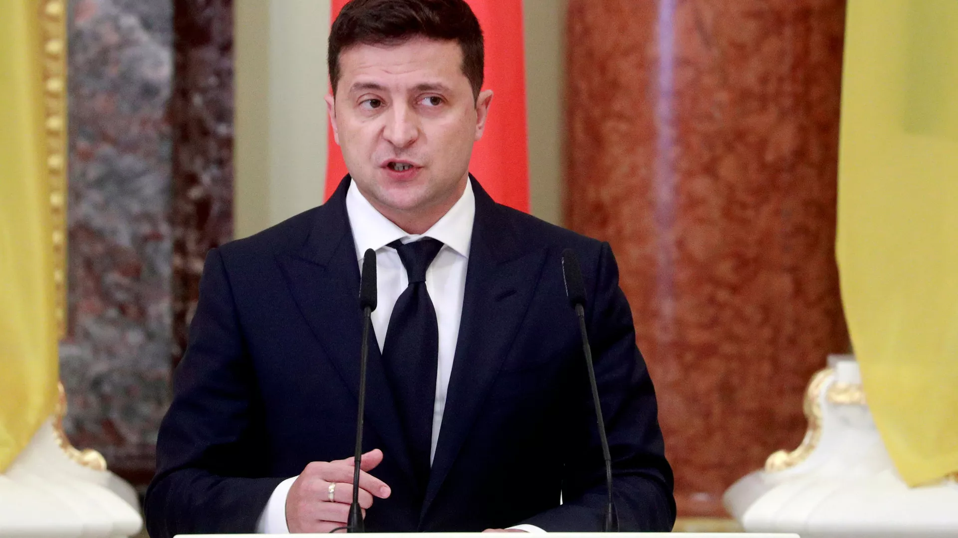 Президент Украины Владимир Зеленский во время пресс-конференции с президентом Польши Анджеем Дудой в Киеве