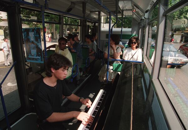 鋼琴家在法國公交車上表演 - 俄羅斯衛星通訊社