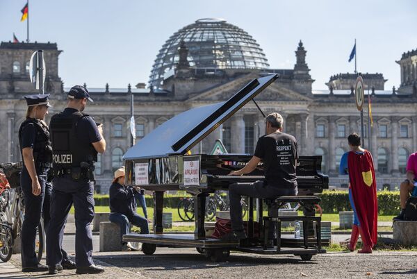 柏林反德國國會鋼琴表演現場的警察 - 俄羅斯衛星通訊社
