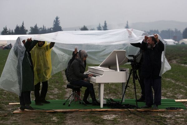 一位敘利亞難民在希臘與馬其頓邊界彈奏鋼琴 - 俄羅斯衛星通訊社