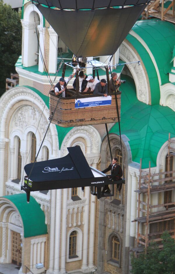 立陶宛維爾紐斯熱氣球節上一名特技演員假裝彈紙鋼琴 - 俄羅斯衛星通訊社