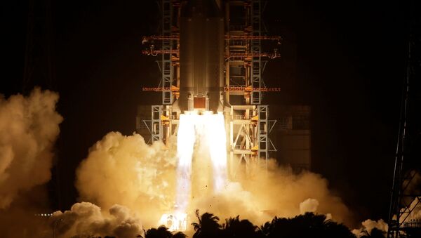 Ракета Long March-5 Y5 с лунным зондом Chang'e-5 взлетает с космодрома Вэньчан, Китай - 俄羅斯衛星通訊社
